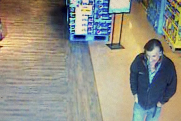 EL FBI ha difundido esta imagen en la que se puede ver a un hombre que podría estar relacionado con el ataque en Tucson.