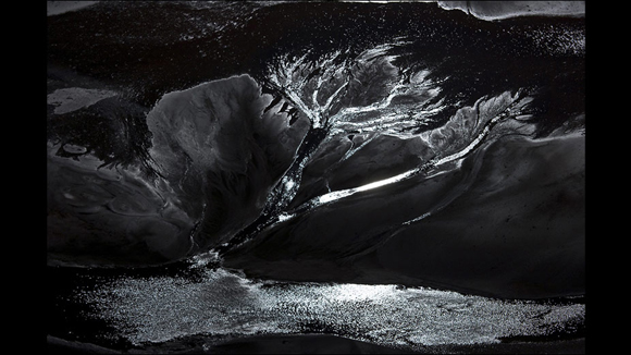 Esta imagen que lleva el nombre de “Noche cristalina” fue tomada en abril de 2008 en la mina de Río Tinto, en España. Foto: J. Henry Fair/Cortesía: Galería Gerald Peters. 