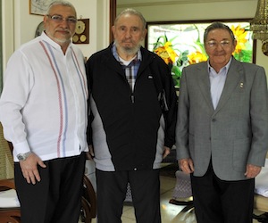 Foto del encuentro el viernes en La Habana del mandatario paraguayo Fernando Lugo con Fidel y Raúl 