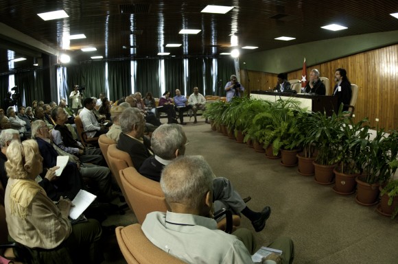 Fidel con los intelectuales. Foto: Roberto Chile