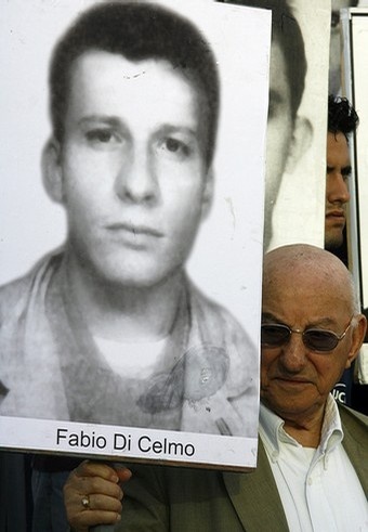 Giustino di Celmo con una foto de su hijo Fabio durante una manifestación frente a la sede la Oficina de Intereses de EEUU en La Habana. Foto: AFP