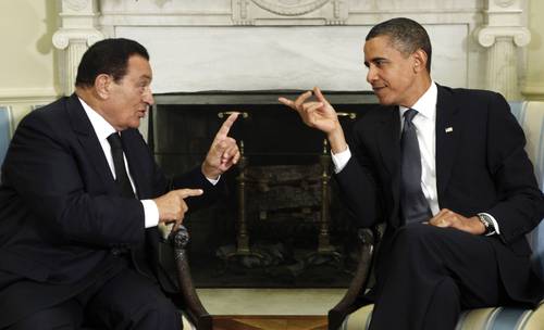 En imagen de agosto de 2009, el presidente egipcio Hosni Mubarak se reunió en la Casa Blanca con su par estadunidense, Barack Obama. Egipto es el segundo receptor de la asistencia de Washington en el mundo, con aproximadamente mil 500 millones de dólares anuales, más de 85 por ciento en ayuda militar, a cambio de comportarse como un"aliado" confiable en la región Foto Reuters