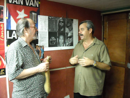 Silvio Rodríguez y Carlos Alberto Cremata, director de La Colmenta. Foto: Archivo de La Colmenita