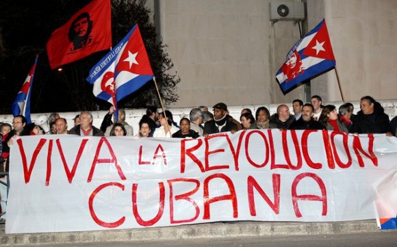 Convocados por la Coordinadora Estatal de Solidaridad con Cuba, los manifestantes, ondeando banderas de Cuba, corearon vivas por el pueblo isleño.