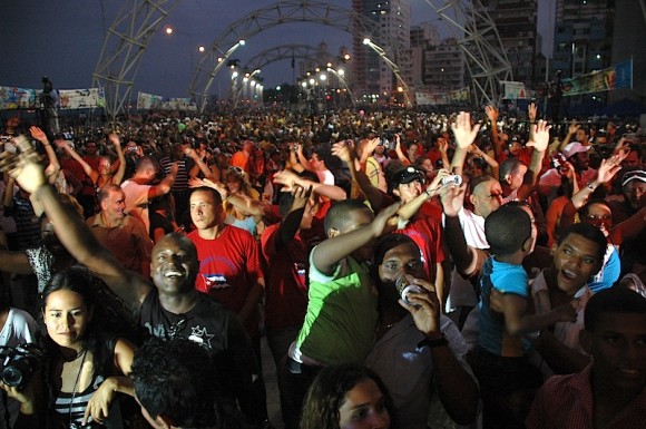 Miles de cubanos en la Tribuna Antimperialista en concierto de los Van Van