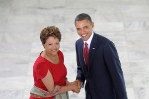  Volver Mundo  19 Mar 2011 | 10:59 am - Por AFP Obama es recibido por Rousseff para reunión bilateral en palacio de gobierno El mandatario norteamericano, que arribó este sábado a Brasilia, llegó al palacio acompañado de su esposa Michelle, en tanto que la mandataria brasileña estaba acompañada de su ministro de Relaciones Exteriores, Antonio Patriota Editorial: Obama en Brasil. Vuelta con los amigos Actualmente 1.00/5 Resultados: 1.0/5 (1 voto emitido)      El presidente de Estados Unidos, Barack Obama, se saluda con su homóloga brasileña, Dilma Rousseff, en Brasil | EFE