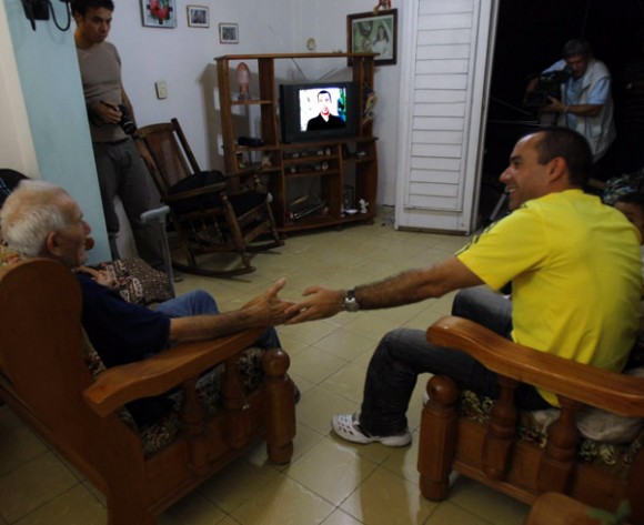  Dalexi González y su abuelo. Foto: Ismael Francisco