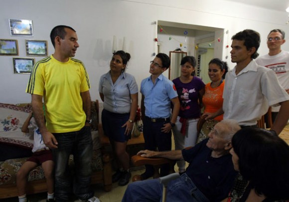  Dalexi González recibe el cariño de amigos y vecinos. Foto: Ismael Francisco