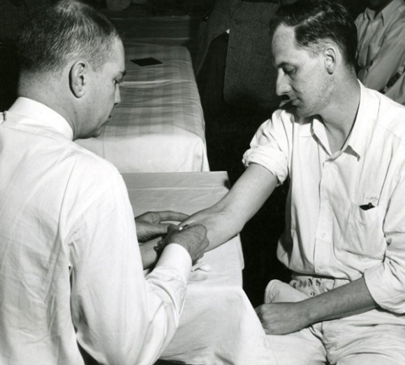 En la década del 50, un médico de Ohio inocula células cancerígenas en un prisionero. Foto: 