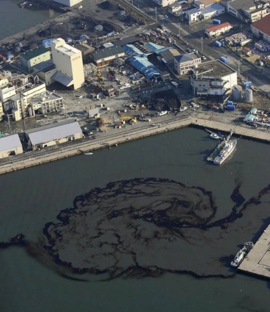 Una filtración de aceite flota en el agua en el puerto de Shiogama (prefectura de Miyagi). Foto: AFP