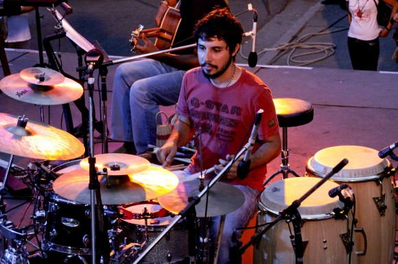 Oliver Valdés, la percusión. Foto: Alejandro Ramírez Anderson