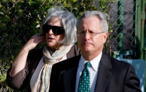 Judy Gross, esposa de Alan Gross, y el abogado Peter J. Kahn, entran al Tribunal