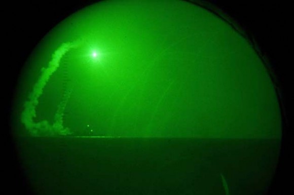 Foto del lanzamiento de un misil sobre Libia, divulgada por el Ejército de los Estados Unidos
