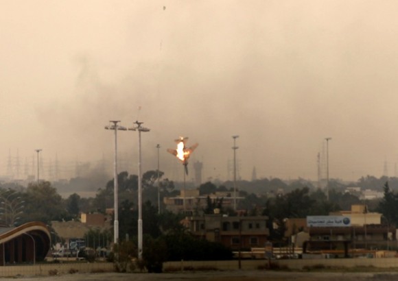 Una aeronave bombardera libia se estrella tras su derribo en Bengasi, el 19 de marzo de 2011. AFP PHOTO/PATRICK BAZ
