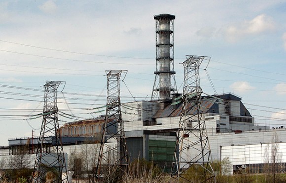  Foto del 19 de abril de 2010 que muestra el reactor 4 de la central nuclear de Chernobyl, donde el 26 de abril de 1986 se produjo una explosión, en la entonces República Socialista Soviética de Ucrania, considerado el mayor accidente nuclear de la historia. El Gobierno de Japón aseguró que la explosión que se produjo hoy, sábado 12 de marzo de 2011, en la planta nuclear 1 de la central atómica de Fukushima Daiichi, en el norte de Japón, no generó una fuga radiactiva importante. La alarma cundió en el país y en toda la comunidad internacional tras el accidente, que se produjo a las 15.36 hora local (06.36 GMT), cuando un equipo trataba de enfriar un reactor nuclear, dañado por el fuerte terremoto de ayer. EFE/SERGEY DOLZHENKO / Archivo