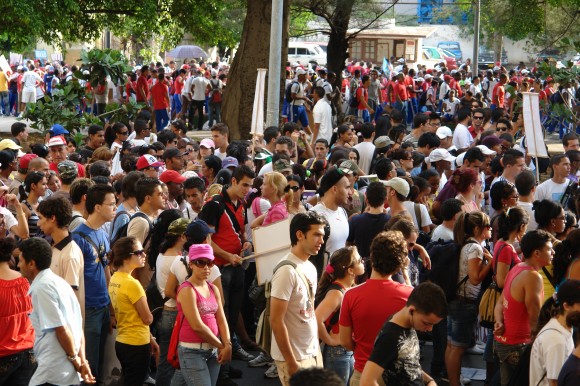 Montones de jóvenes colmaron la avenida Paseo. Foto: Rafael González Escalona/Cubadebate