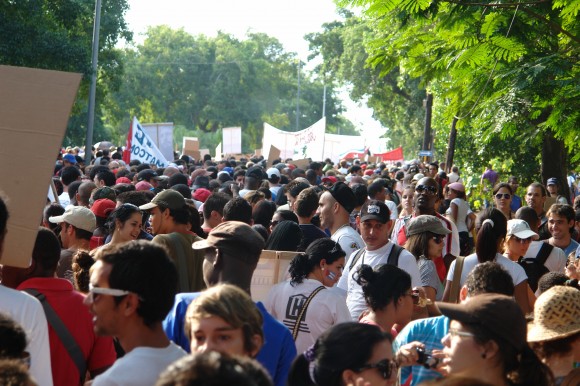 En cualquier multitud una bandera siempre destaca. Foto: Rafael González Escalona/Cubadebate