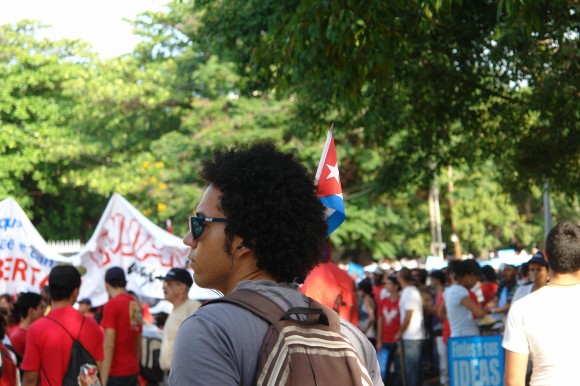 Uno nunca sabe dónde va a encontrarse una bandera. Foto: Rafael González Escalona/Cubadebate