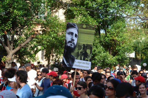 Fidel marcha junto a la universidad. Foto: Rafael González Escalona/Cubadebate