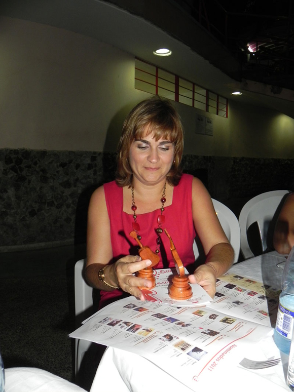  Magda Resik, directora de Habana Radio, recibió las nominaciones de la Oficina del Historiador de la Ciudad.