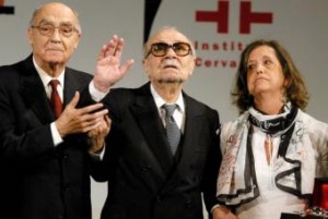 Ernesto Sábato, al centro, junto al fallecido escritor portugués José Saramago y Elvira González 