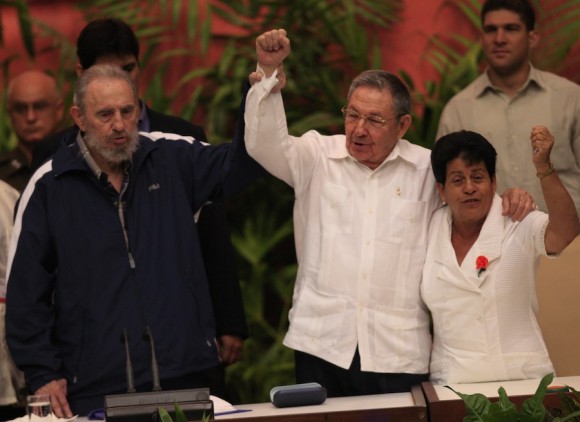 Fidel Castro assiste alla chiusura del congresso dei comunisti cubani  