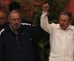 Fidel y Raúl en el VI Congreso del PCC. Foto: Ismael Francisco/Cubadebate.