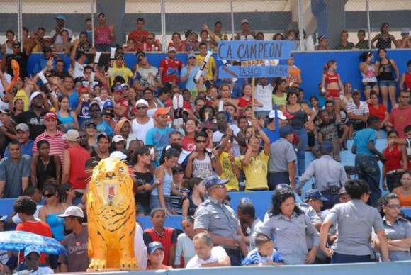 El público disfruta del segundo juego entre los equipos de Pinar del Río y Ciego de Ávila en el estadio José Ramón Cepero, como en la final de la 50 Serie Nacional de Béisbol, Cuba, el 24 de abril de 2011. AIN FOTO/Marcelino VAZQUEZ 