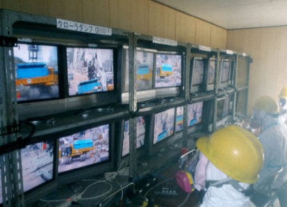 Trabajadores monitorizando maquinaria a control remoto en Fukushima I. Foto: TEPCO.