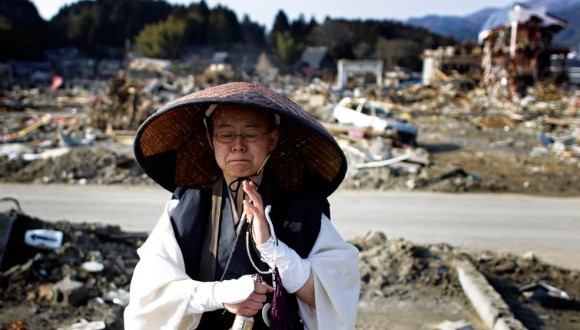 Un monje budista reza frente a un área devastada por el terremoto y el tsunami en Rikuzentakata, en la prefectura de Iwate.