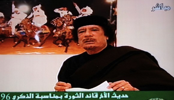 El líder libio Muamar el Gadafi, hoy en la TV local.