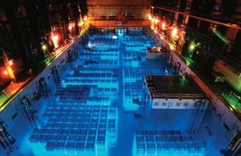  Piscina de combustible usado sobre un reactor nuclear EE.UU. almacena el cuádruple de barras de combustible nuclear usado de la capacidad de la piscina.