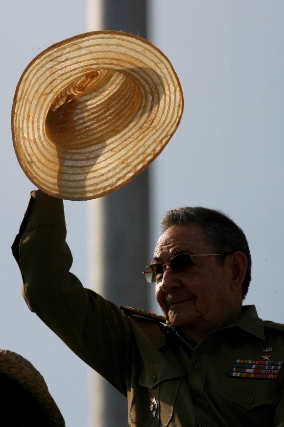 Raúl Castro saluda a los habaneros que asisten a la marcha y al desfile militar. Foto: Ismael Francisco