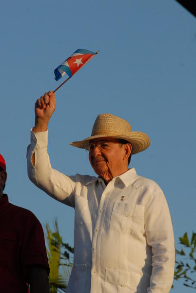 Raúl Castro Ruz, Primer Secretario del Comité Central del Partido Comunista de Cuba, preside el desfile por el 1 de mayo, en Santiago de Cua, el 1 de mayo de 2011. AIN FOTO/Miguel RUBIERA
