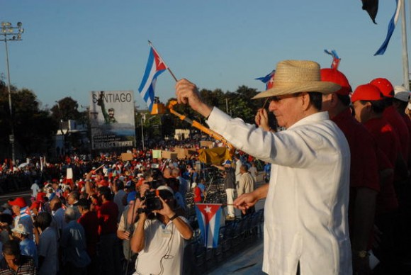 Raúl Castro Ruz, Primer Secretario del Comité Central del Partido Comunista de Cuba, preside el desfile por el 1 de mayo, en Santiago de Cua, el 1 de mayo de 2011. AIN FOTO/Miguel RUBIERA/