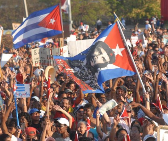 l pueblo capitalino participa en el desfile por el Primero de Mayo, Día Internacional de los Trabajadores, en la Plaza de la Revolución José Martí, en La Habana Cuba, el 1ro. de mayo de 2011.  AIN FOTO/Marcelino VÁZQUEZ HERNÁNDEZ/sdl