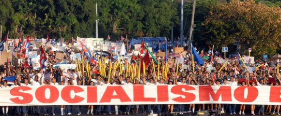 El pueblo capitalino participa en el desfile por el Primero de Mayo, Día Internacional de los Trabajadores, en la Plaza de la Revolución José Martí, en La Habana Cuba, el 1ro. de mayo de 2011.  AIN FOTO/Marcelino VÁZQUEZ HERNÁNDEZ