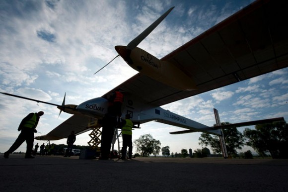 Avión solar ya vuela. Foto: EFE/LAURENT GILLIERON