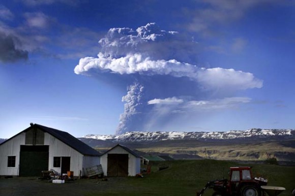 Se puede observar como una nube de humo se eleva tras la erupción 
del volcán Grimsvotn en la pradera islandesa / AFP PHOTO/ STR