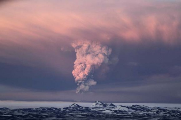 Una columna de humo, vapor y ceniza se eleva desde el volcán 
Grimsvotn, que está bajo el glaciar Vatnajokull, 200 kilómetros al este 
Reikiavik, capital de Islandia. La imagen corresponde al sábado 21 de 
mayo de 2011, cuando el volcán comenzó una erupción por primera vez 
desde 2004. Las autoridades de Islandia cerraron el domingo su principal
 aeropuerto internacional y cancelaron vuelos internos debido a la 
ceniza expulsada del volcán. Un vuelo fue cancelado el lunes 23 de mayo 
en Groenlandia debido a la ceniza procedente de Islandia. (AP foto/Jon 
Gustafsson)