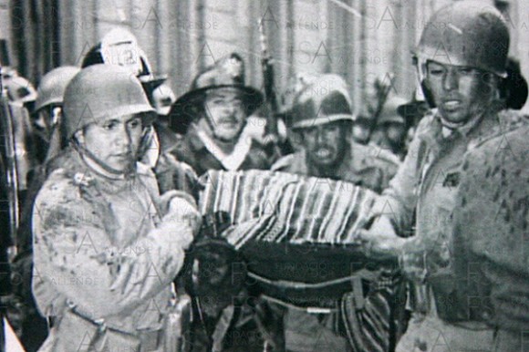 El cadáver de Salvador Allende es sacado de La Moneda.
