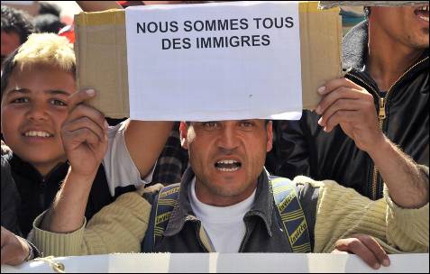 Un hombre sostiene una pancarta con el texto "Todos somos inmigrantes" durante las manifestaciones en Marsella, al sur de Francia.- AFP PHOTO / BORIS HORVAT