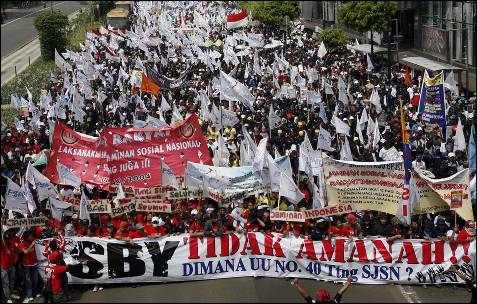 Más de 15.000 personas se han manifestado en Yakarta y otras grandes ciudades de Indonesia para pedir mejores políticas de empleo.- REUTERS/Supri