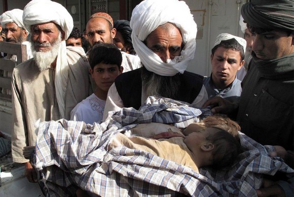 ¿Pudieron estos inocentes de dos años ser Talibanes? ¿Hastá cuándo? Familiares de niños afganos fallecidos durante un bombardeo de la OTAN llevan sus cuerpos a Lashkar Gah, la capital de la provincia de Helmand, para denunciar el ataque.- MEER AFZAL (EFE)