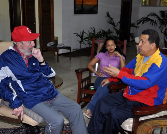 Fraternal encuentro entre Chávez y Fidel. Foto: Estudio Revolución