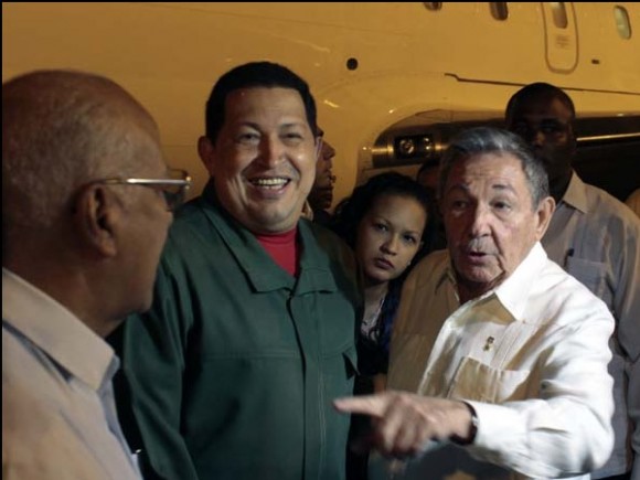 Raúl y Chávez en el Aeropuerto José Martí, esta madrugada. Foto: Marcelo García / Prensa Presidencial de Venezuela