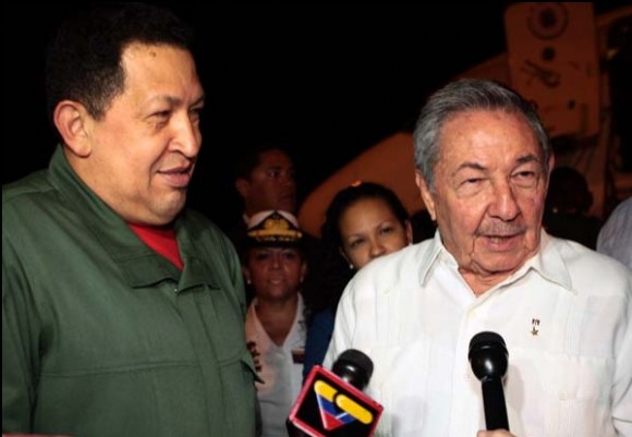 Chávez y Raúl en el Aeropuerto José Martí, esta madrugada. Foto: Marcelo García / Prensa Presidencial de Venezuela