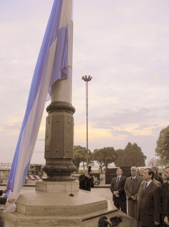El embajador cubano Jorge Lamadrid iza la bandera en homenaje al Che.