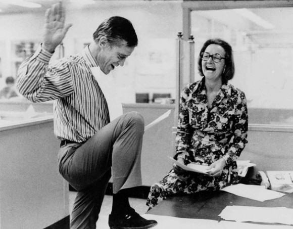 Katharine Graham, el entonces editor de The Washington Post, y el entonces editor ejecutivo Benjamin C. Bradlee mirar por encima de la decisión de Corte Suprema de EE.UU. que permite el papel para publicar historias basadas en el secreto Papeles del Pentágono el 30 de junio de 1971. (CARLOS DEL VECCHIO - Post)