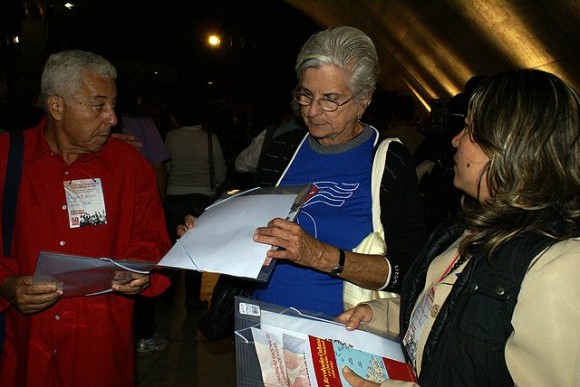 Kenia Serrano, Presidenta del ICAP, y Magali Llort, Madre del héroe Fernando González, durante la Convención.  Foto: Norelys Morales
